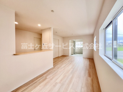 【居間・リビング】 | 富士市川成島 3期 新築一戸建て 1号棟 | 16帖のリビングダイニングです