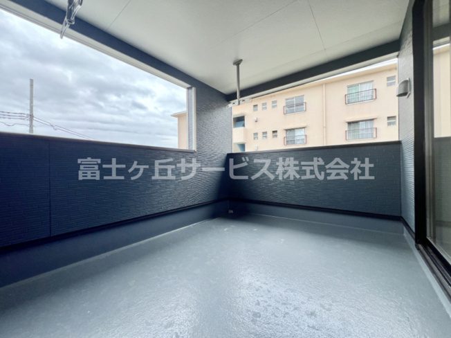 【バルコニー】 | 富士市川成島 3期 新築一戸建て 1号棟 | お洗濯にも便利なバルコニー付き