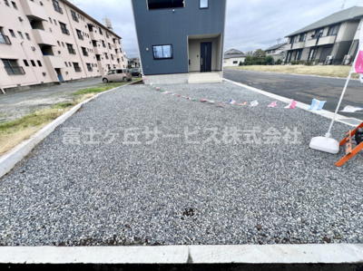 【駐車場】 | 富士市川成島 3期 新築一戸建て 1号棟 | 車をお持ちの方に嬉しい駐車場付きの物件です