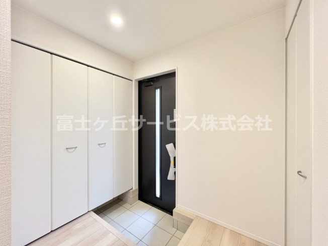 【玄関】 | 富士市川成島 3期 新築一戸建て 1号棟 | 落ち着いた玄関です