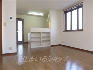 広島市安佐北区落合南４丁目のアパートの居間・リビング|人気の対面キッチン