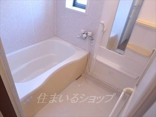 広島市安佐北区落合南４丁目のアパートの浴室|窓あり