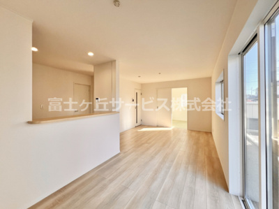 【居間・リビング】 | 富士市中里 9期 新築一戸建て 1号棟 | 16帖のリビングダイニングです