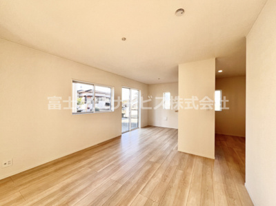 【居間・リビング】 | 富士市中里 9期 新築一戸建て 1号棟 | ゆったりとしたリビングです