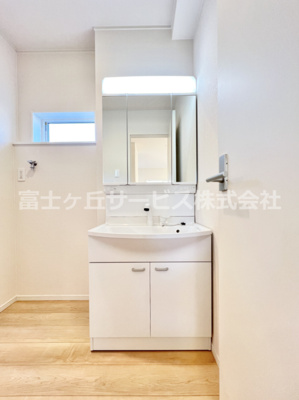 【独立洗面台】 | 富士市中里 9期 新築一戸建て 1号棟 | 独立洗面台で身支度をすべて済ませてしまいましょう
