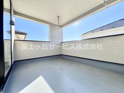 【バルコニー】 | 富士市中里 9期 新築一戸建て 1号棟 | 開放的で明るい空間を演出してくれるバルコニーです