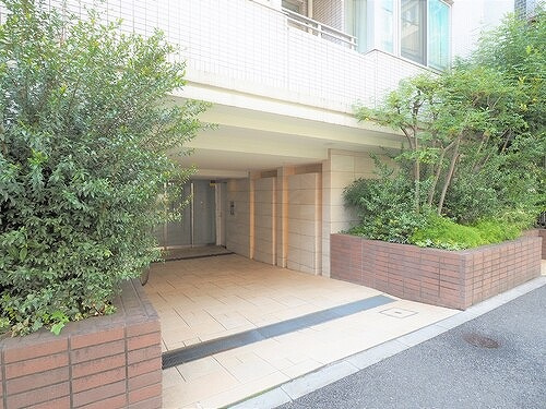 オープンレジデンシア南青山ウエストテラスのエントランス|建物の内部です
