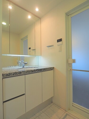 オープンレジデンシア南青山ウエストテラスの洗面所|スペースが確保できる洗面所です