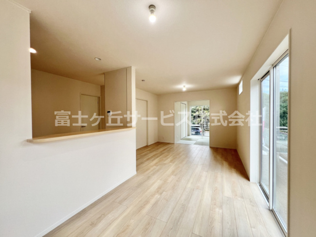 【居間・リビング】 | 沼津市東椎路 6期 新築一戸建て | 16帖のリビングダイニングです