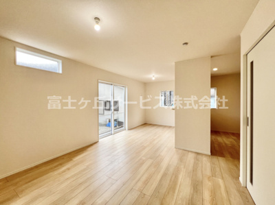 【居間・リビング】 | 沼津市東椎路 6期 新築一戸建て | ゆったりとした居間です