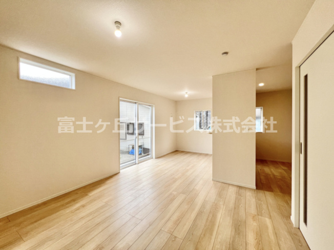 【居間・リビング】 | 沼津市東椎路 6期 新築一戸建て | ゆったりとした居間です