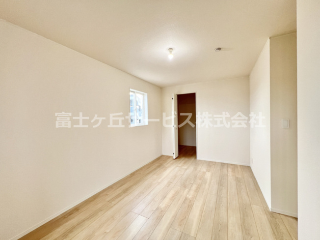 【寝室】 | 沼津市東椎路 6期 新築一戸建て | 8帖の寝室です