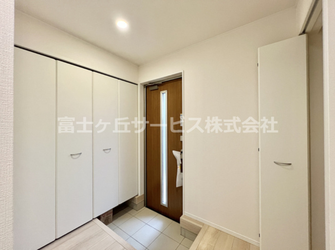 【玄関】 | 沼津市東椎路 6期 新築一戸建て | きれいな玄関です