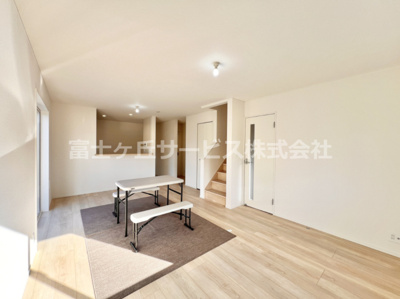 【居間・リビング】 | 伊豆の国市三福 4期 新築一戸建て 1号棟 | 17.7帖のリビングダイニングです
