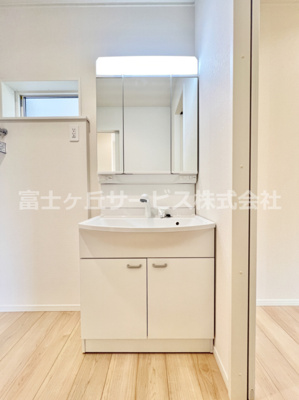 【独立洗面台】 | 伊豆の国市三福 4期 新築一戸建て 1号棟 | 独立洗面台あり、毎朝おしゃれに忙しい女性の方におすすめです