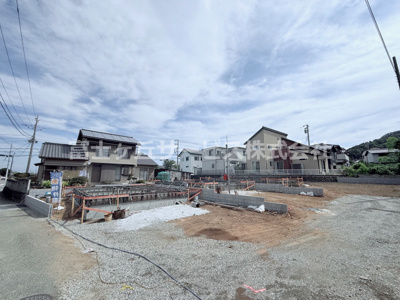 【外観】 | 伊豆の国市三福 4期 新築一戸建て 1号棟 | 現在建築中の外観画像です。ご内覧は同じメーカーの完成物件へご案内いたしますので、いつでもご相談ください！