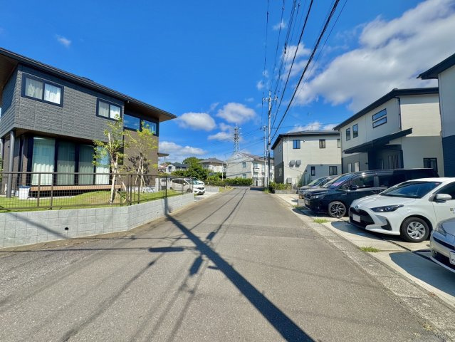 龍ヶ崎市長山中古戸建の前面道路含む現地写真
