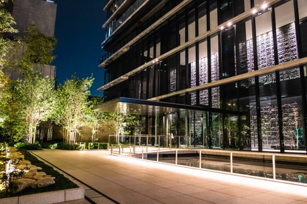  | 【エントランス外観】夜になるとライトアップされ、より幻想的な雰囲気に。コンセプトは「光のオアシス」！