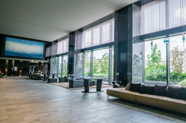 【ロビー】 | 【オーナーズラウンジ】ガラスウォール越しにシーズナルガーデンを眺めながら、ご歓談いただけます！