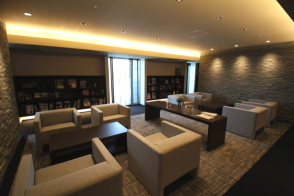 【その他共用部分】 | 【ライブラリー・スタディールーム】読書やデスクワークなどに利用できます。自然を感じられるインテリア！