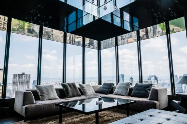 【ロビー】 | 【スカイラウンジ】ワイドなコーナーサッシから、大阪や神戸の大眺望をお楽しみいただけます！