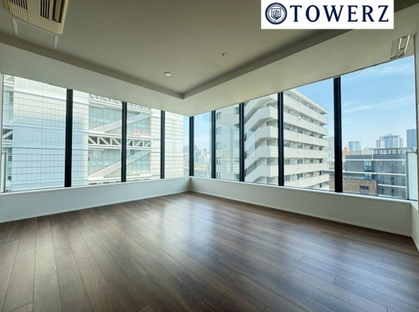 【居間・リビング】 | 【リビングダイニング】たくさんの陽が差し込み、お部屋全体がとても明るく、暖かみある空間◎