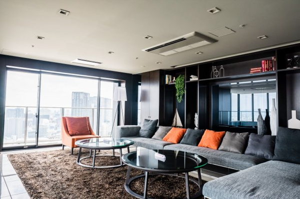 【ロビー】 | 【スカイラウンジ】選び抜かれた上品でデザイナブルな調度品に囲まれ、ゆったりとしたひと時を。