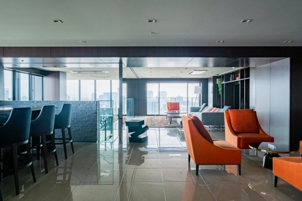 【ロビー】 | 【スカイラウンジ】ダイナミックな眺望と、落ち着いた大人のための空間。ここにしかない贅沢です。