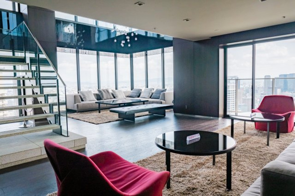 【ロビー】 | 【スカイラウンジ】40階部分です！中之島の上空、煌めく光の海に浮かぶキャビンのようなビューラウンジ！