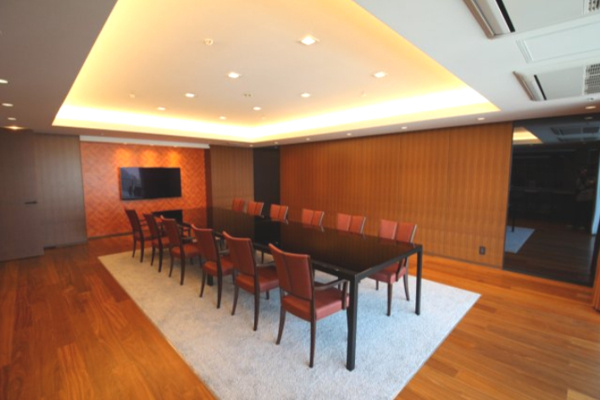 【ロビー】 | 【パーティーラウンジ】様々なスタイルの集まりに対応できるよう、大テーブルやカウンターを設置！