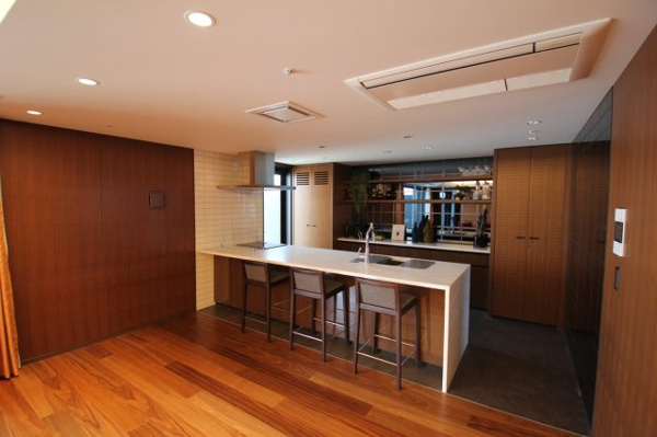 【ロビー】 | 【パーティーラウンジ】カウンターキッチンでお料理も楽しめます！おしゃれなウッド調の内装です！