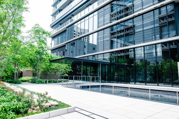  | 【エントランス外観】豊かな植栽、水盤のきらめき。心やすらぐ〈時のプレートガーデン〉