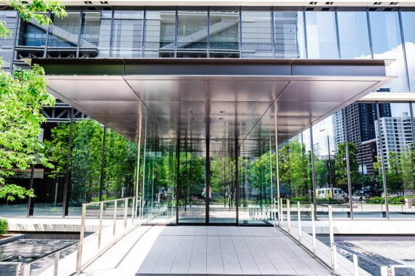  | 【エントランス外観】壮大なガラスウォールが緑と水面の揺らめきを映し出す、美しいエントランス！