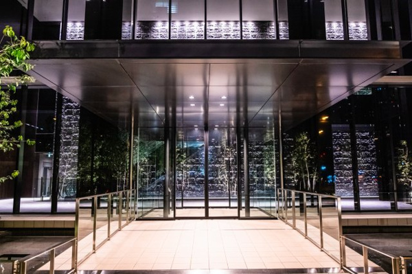  | 【エントランス外観】千変万化の光の水面アートに迎えられて、幻想的な私邸へのプロローグとなる。