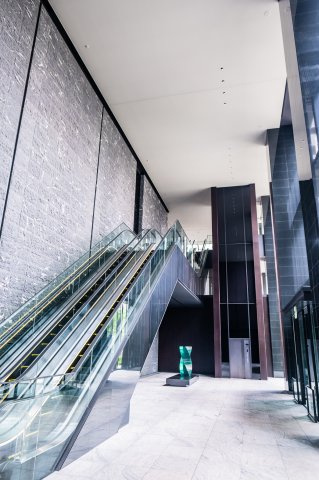 【エントランス】 | 【グランドエントランスホール】厳かな気品を湛えた、3層吹き抜けの伸びやかな大空間！