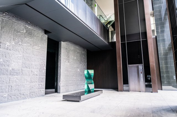 【エントランス】 | 【グランドエントランスホール】まるで美術館のよう！1階～3階をつなぐエレベーターもございます！