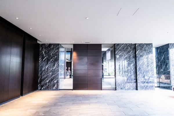 【エントランス】 | 【グランドエントランスホール】扉の向こうには、壮大な吹き抜け空間・オーナーズラウンジが広がります！