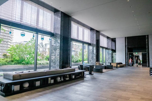 【ロビー】 | 【オーナーズラウンジ】緩やかな時間が流れる、開放的な2層吹き抜けの気高き歓待空間。