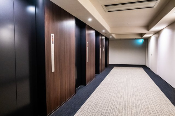 【その他共用部分】 | 【居住フロア エレベーターホール】外からの視線が届かない内廊下設計です。各階にゴミ置場もございます！