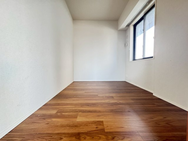 【洋室】 | 【洋室③】約4.5帖の洋室です◎窓があり陽当たり・通風良好◎