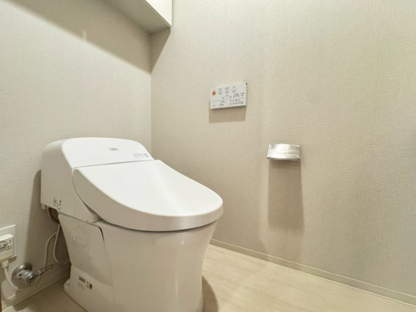 【トイレ】 | 【トイレ】清潔感漂う、白を基調としたトイレ！温水洗浄便座で365日快適！