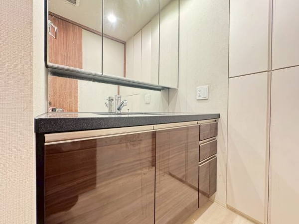 【独立洗面台】 | 【独立洗面台】三面鏡裏収納や、下部にも収納スペースありで洗面台を綺麗に保てます☆