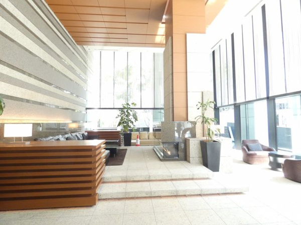 【ロビー】 | 【オーナーズラウンジ】天井まで届くガラスウォールで圧倒的な開放感を実現。陽光溢れる気持ちのよい空間！