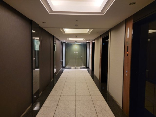 【その他共用部分】 | 【エレベーターホール】ホテルライクで上品な内装です！エレベーターは非常用を含めて計3基ございます！