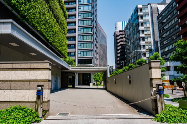 【駐車場】 | 【敷地内駐車場出口】十分な広さが確保されており、車の出し入れもスムーズです☆