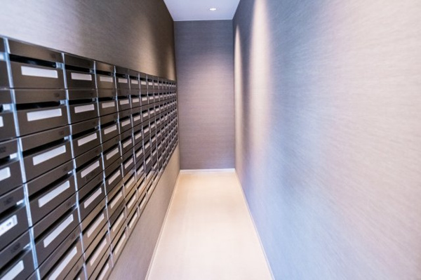 【設備】 | 【メールコーナー】シンプルで使い勝手の良い郵便受けです！宅配ボックスもございます。