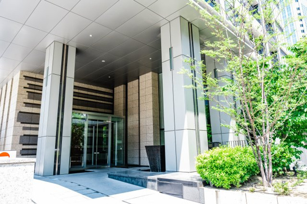  | 【エントランス外観】重厚な石積みの外壁。タワーの佇まいを際立たせる水盤の煌めき。美しいエントランス！