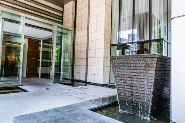  | 【ピロティ】水音が心地よく響く、涼しげでオーセンティックなマンションの玄関口です！