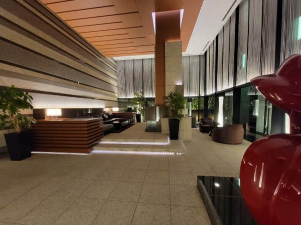 【ロビー】 | 【オーナーズラウンジ】伸びやかな二層吹き抜け。美観と質感のこだわりを凝縮したラウンジです！