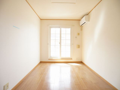 【居間・リビング】 | グレイスハイツＡ | 快適に過ごせるエアコンが付いています♪